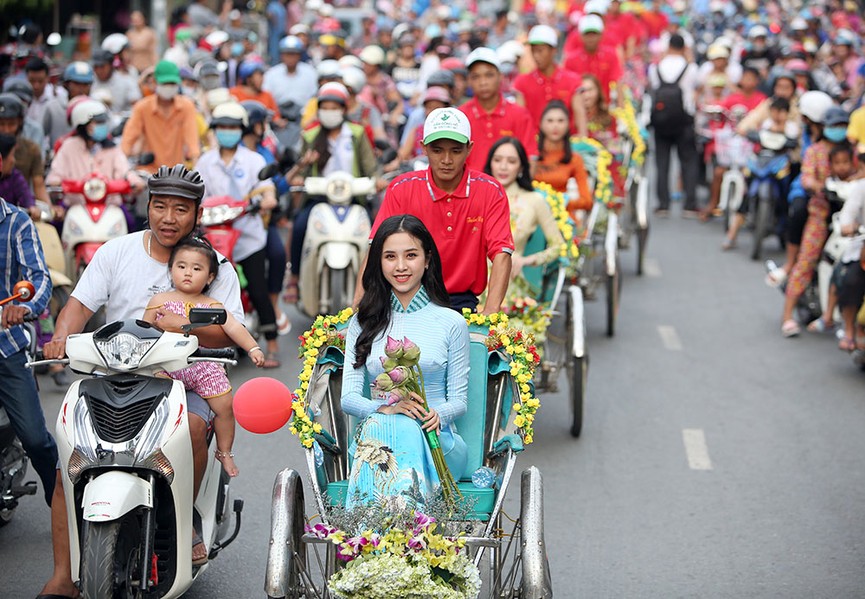 Á Hậu Thuý An đẹp rạng rỡ giữa đoàn xích lô diễu hành ở quê hương - ảnh 7