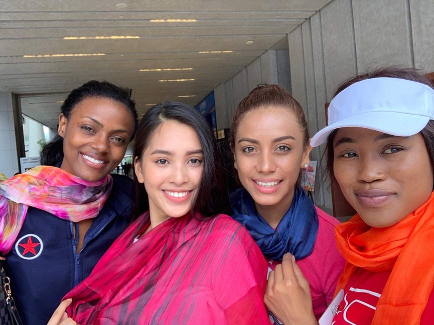 Tiểu Vy mang khăn lụa từ quê nhà Hội An tặng các thí sinh Miss World - ảnh 9