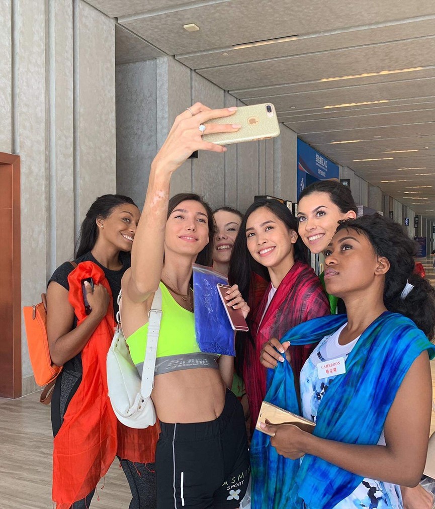 Tiểu Vy mang khăn lụa từ quê nhà Hội An tặng các thí sinh Miss World - ảnh 7