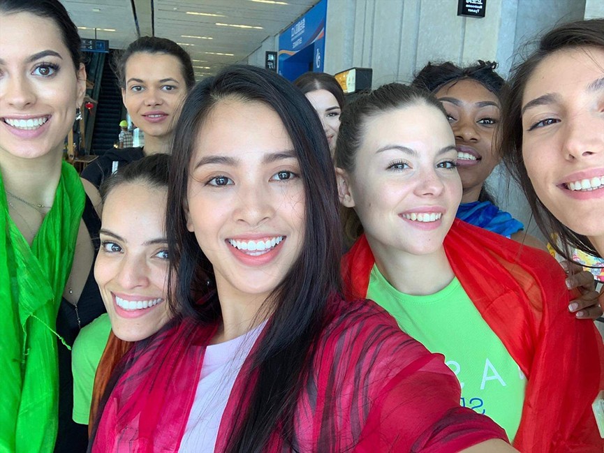Tiểu Vy mang khăn lụa từ quê nhà Hội An tặng các thí sinh Miss World - ảnh 6
