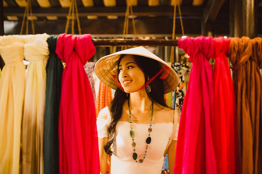 Tiểu Vy mang khăn lụa từ quê nhà Hội An tặng các thí sinh Miss World - ảnh 1