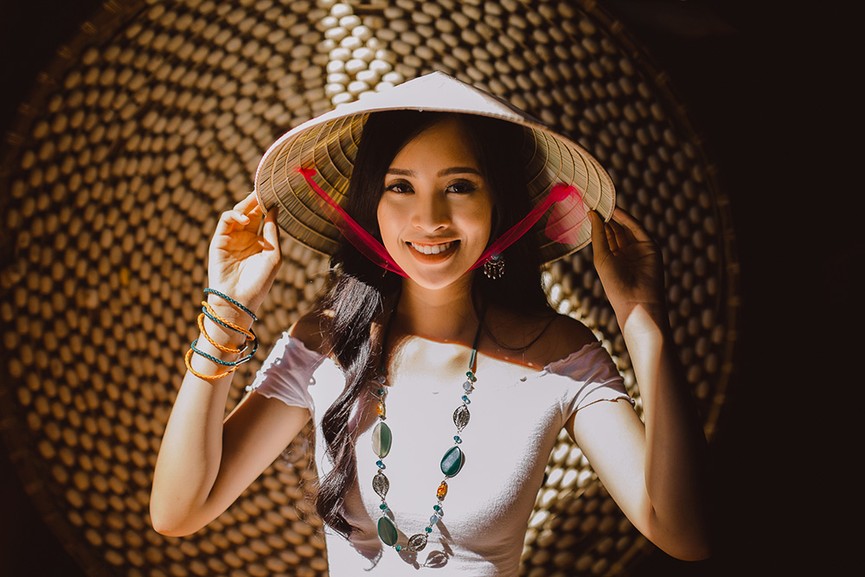 Tiểu Vy mang khăn lụa từ quê nhà Hội An tặng các thí sinh Miss World - ảnh 2