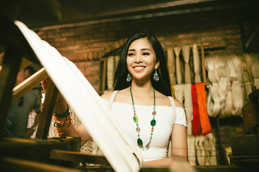 Tiểu Vy mang khăn lụa từ quê nhà Hội An tặng các thí sinh Miss World - ảnh 3