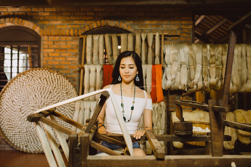 Tiểu Vy mang khăn lụa từ quê nhà Hội An tặng các thí sinh Miss World - ảnh 4
