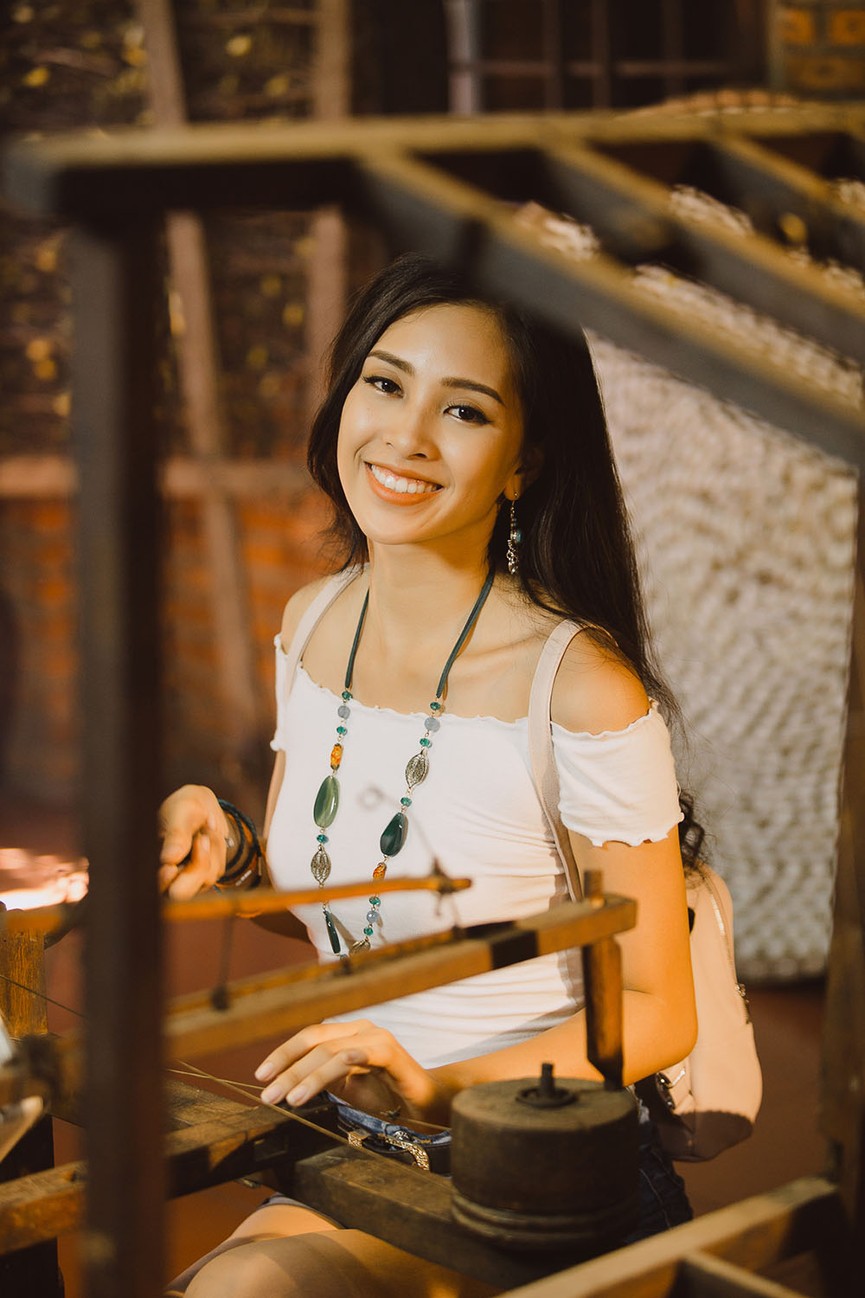 Tiểu Vy mang khăn lụa từ quê nhà Hội An tặng các thí sinh Miss World - ảnh 5