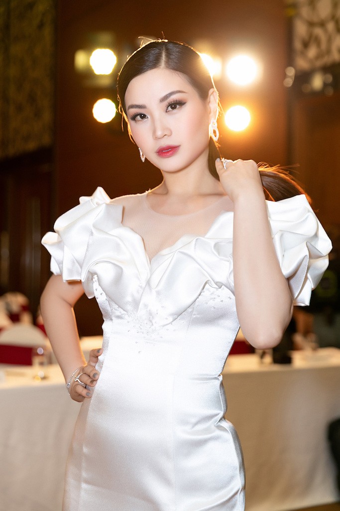 Dù bị bệnh nhưng Á hậu Diễm Trang vẫn đẹp rạng rỡ làm MC - ảnh 6