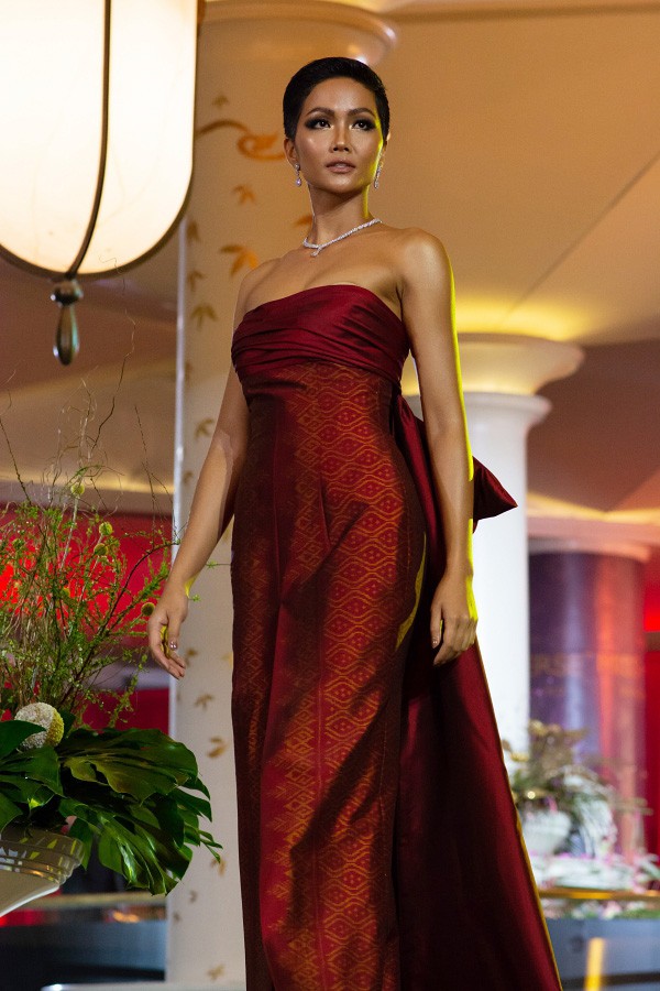 H'Hen Niê khoe vai trần, tiếp tục 'chiếm sóng' trên Vogue Thái Lan - ảnh 5