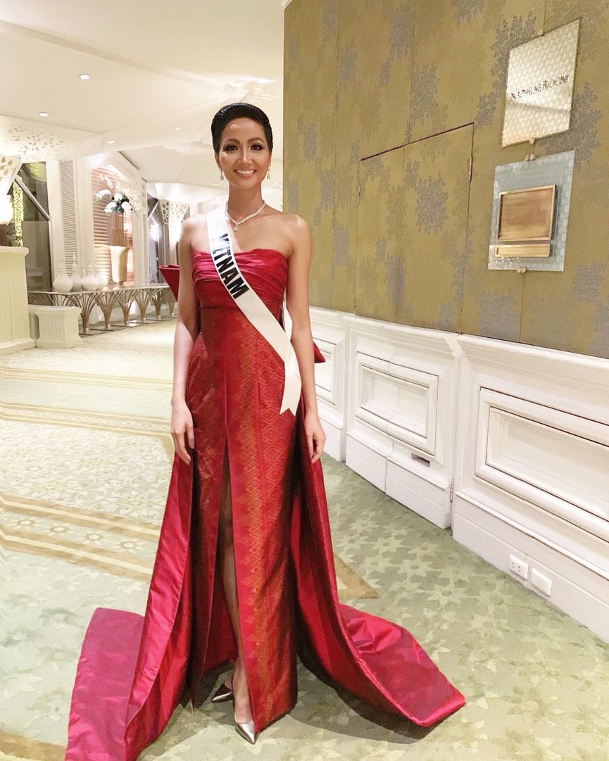 H'Hen Niê khoe vai trần, tiếp tục 'chiếm sóng' trên Vogue Thái Lan - ảnh 1