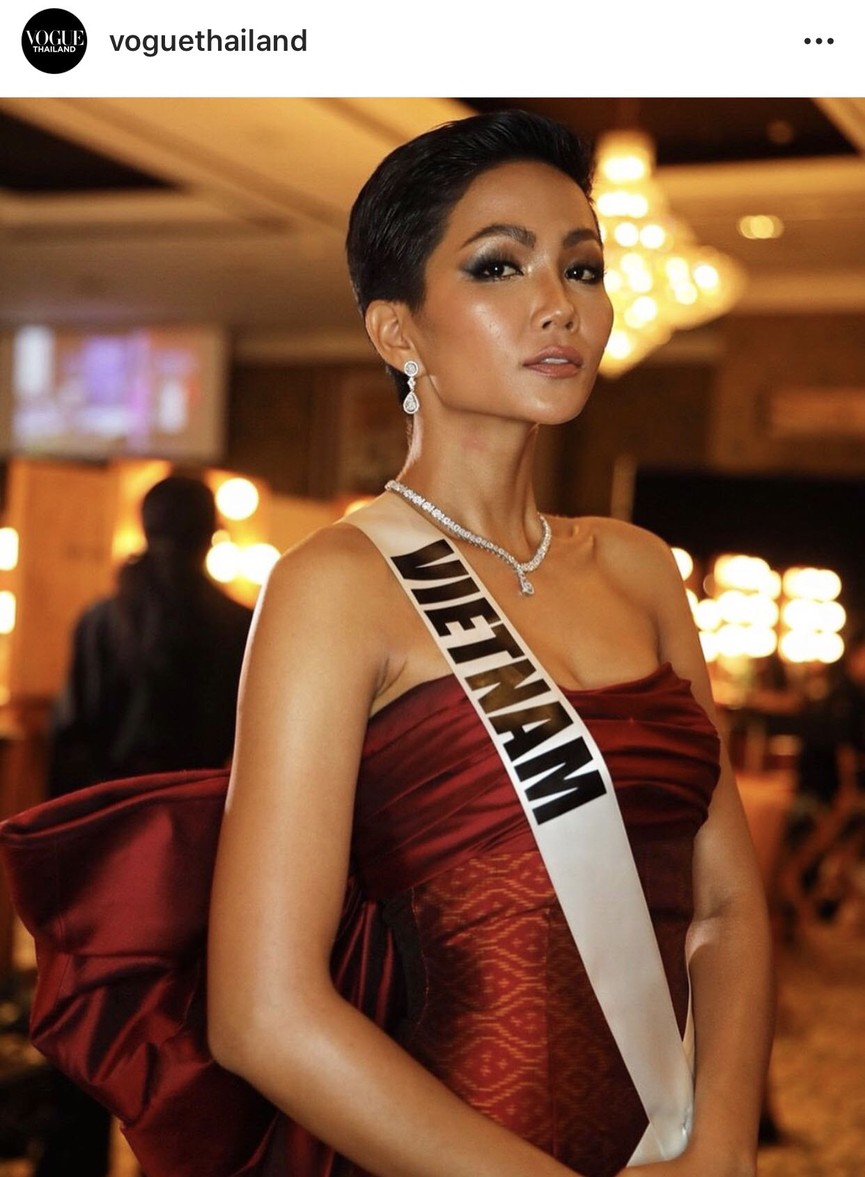 H'Hen Niê khoe vai trần, tiếp tục 'chiếm sóng' trên Vogue Thái Lan - ảnh 3
