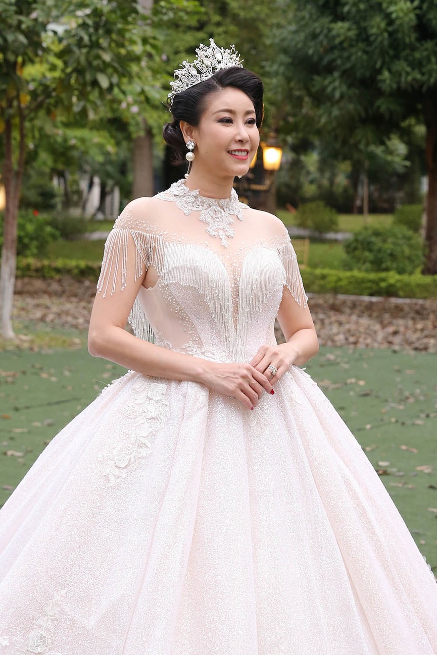 Ông xã Hoa hậu Hà Kiều Anh tháp tùng vợ con đi diễn thời trang - ảnh 4