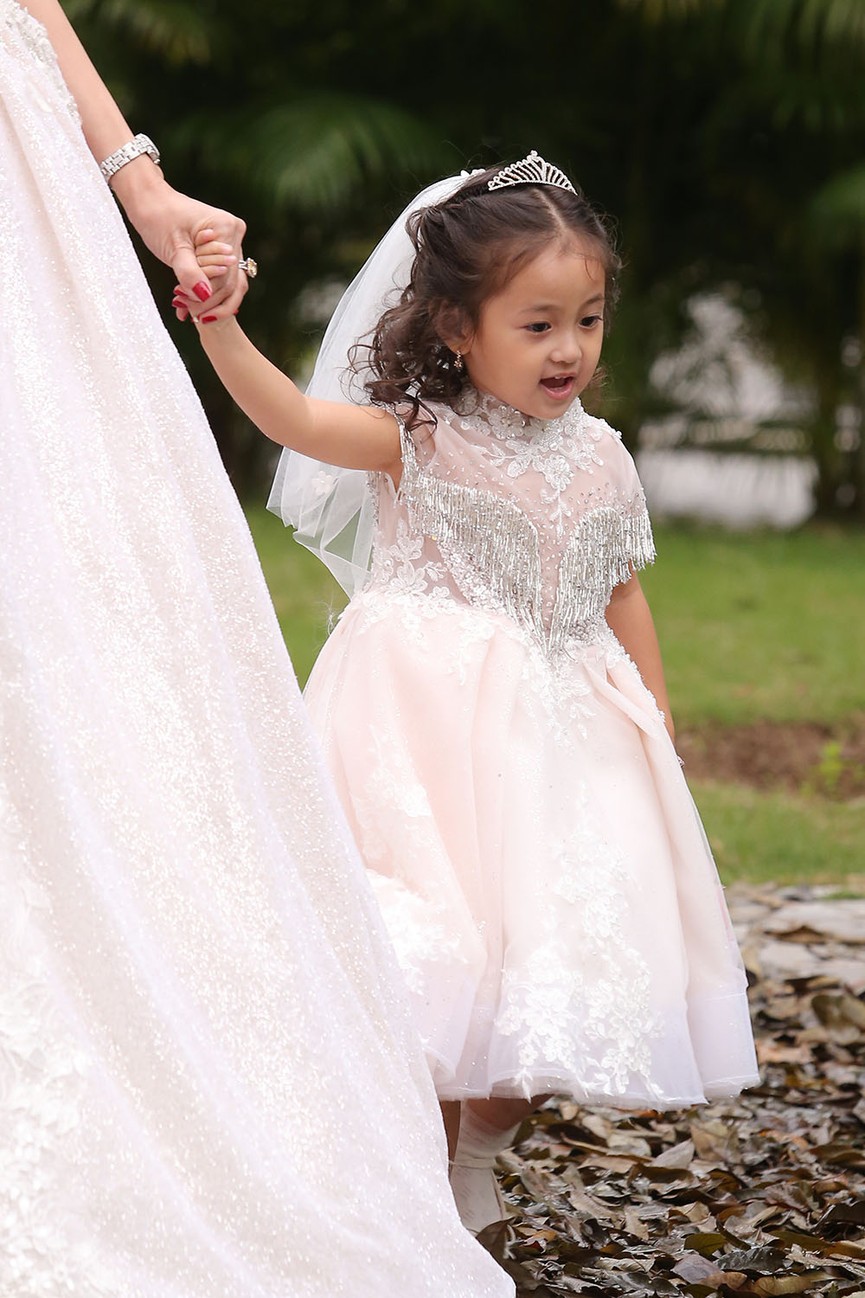 Ông xã Hoa hậu Hà Kiều Anh tháp tùng vợ con đi diễn thời trang - ảnh 5