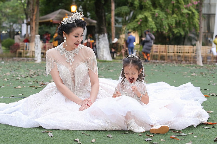 Ông xã Hoa hậu Hà Kiều Anh tháp tùng vợ con đi diễn thời trang - ảnh 6
