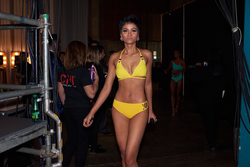Ảnh hậu trường bikini nóng bỏng của H'Hen Niê ở chung kết HHHV - ảnh 1
