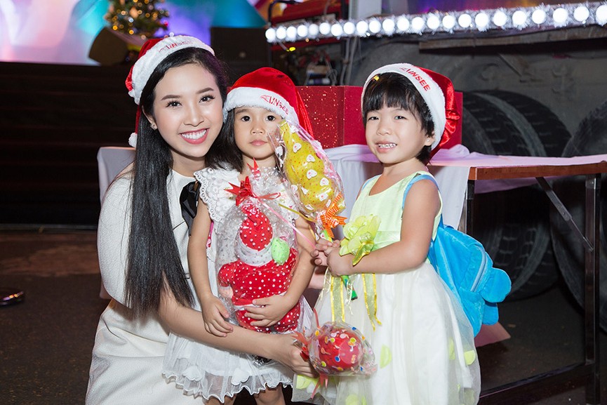 Hoa hậu Tiểu Vy, Á hậu Thúy An trao quà Giáng sinh cho trẻ em khó khăn - ảnh 13