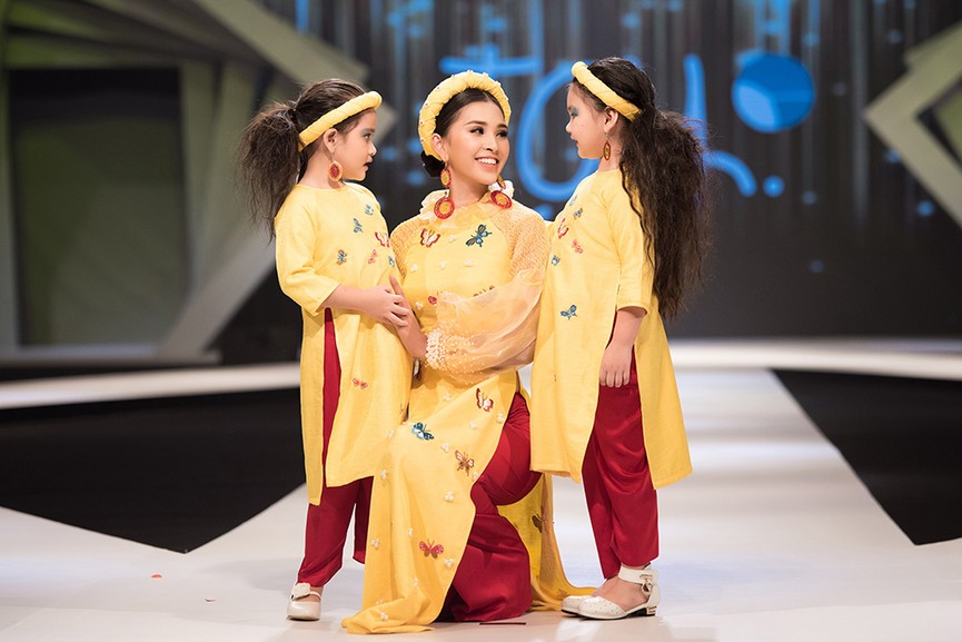 Hoa hậu Tiểu Vy đẹp mơ màng với áo dài, làm vedette sàn catwalk - ảnh 8