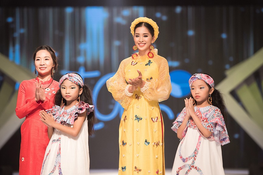 Hoa hậu Tiểu Vy đẹp mơ màng với áo dài, làm vedette sàn catwalk - ảnh 9