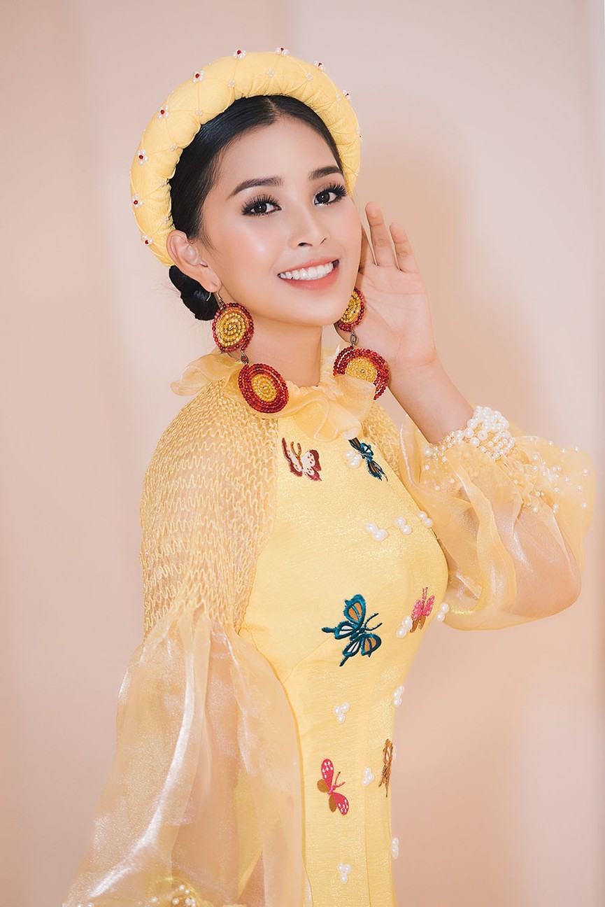 Hoa hậu Tiểu Vy đẹp mơ màng với áo dài, làm vedette sàn catwalk - ảnh 4