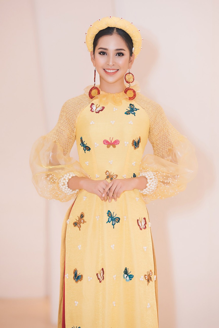 Hoa hậu Tiểu Vy đẹp mơ màng với áo dài, làm vedette sàn catwalk - ảnh 2