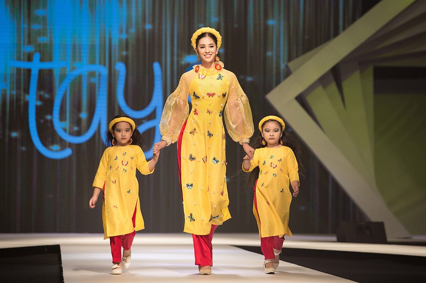 Hoa hậu Tiểu Vy đẹp mơ màng với áo dài, làm vedette sàn catwalk - ảnh 7