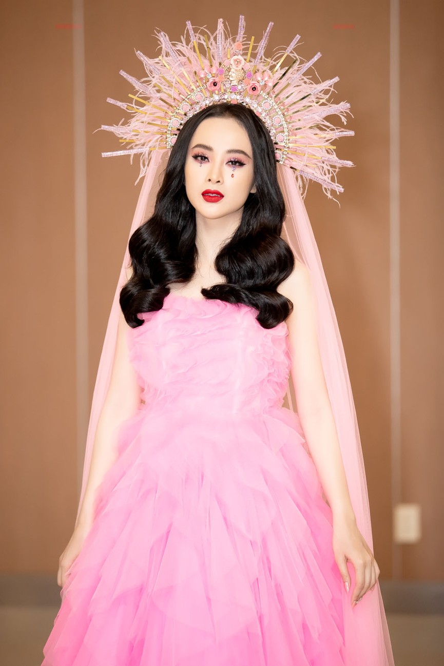 Angela Phương Trinh diện cả cây hồng rực gây 'náo loạn' thảm đỏ - ảnh 4