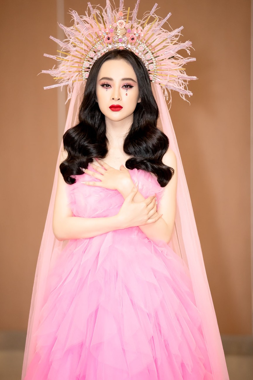 Angela Phương Trinh diện cả cây hồng rực gây 'náo loạn' thảm đỏ - ảnh 5