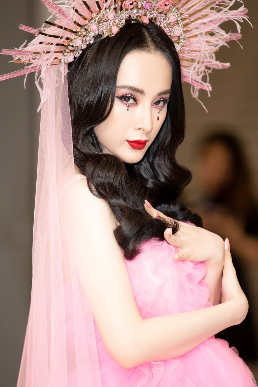 Angela Phương Trinh diện cả cây hồng rực gây 'náo loạn' thảm đỏ - ảnh 6