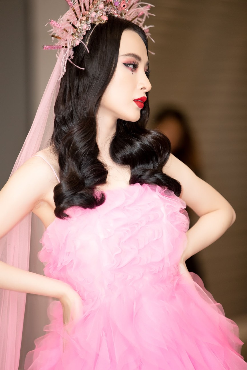 Angela Phương Trinh diện cả cây hồng rực gây 'náo loạn' thảm đỏ - ảnh 7