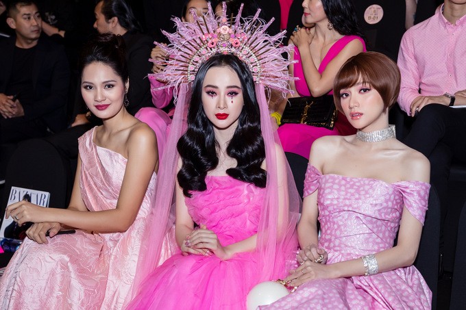 Angela Phương Trinh diện cả cây hồng rực gây 'náo loạn' thảm đỏ - ảnh 9