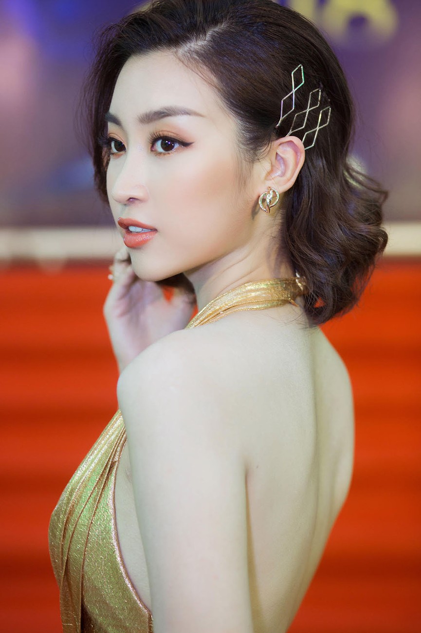 Mặc váy yếm cắt xẻ, Hoa hậu Mỹ Linh khoe body gợi cảm khó rời mắt Unnamed_20__fmkp