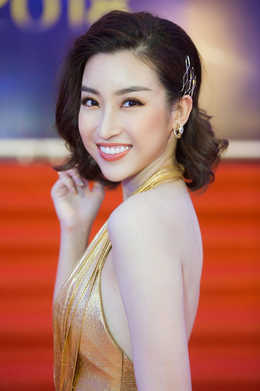 Mặc váy yếm cắt xẻ, Hoa hậu Mỹ Linh khoe body gợi cảm khó rời mắt Unnamed_21__dsbd