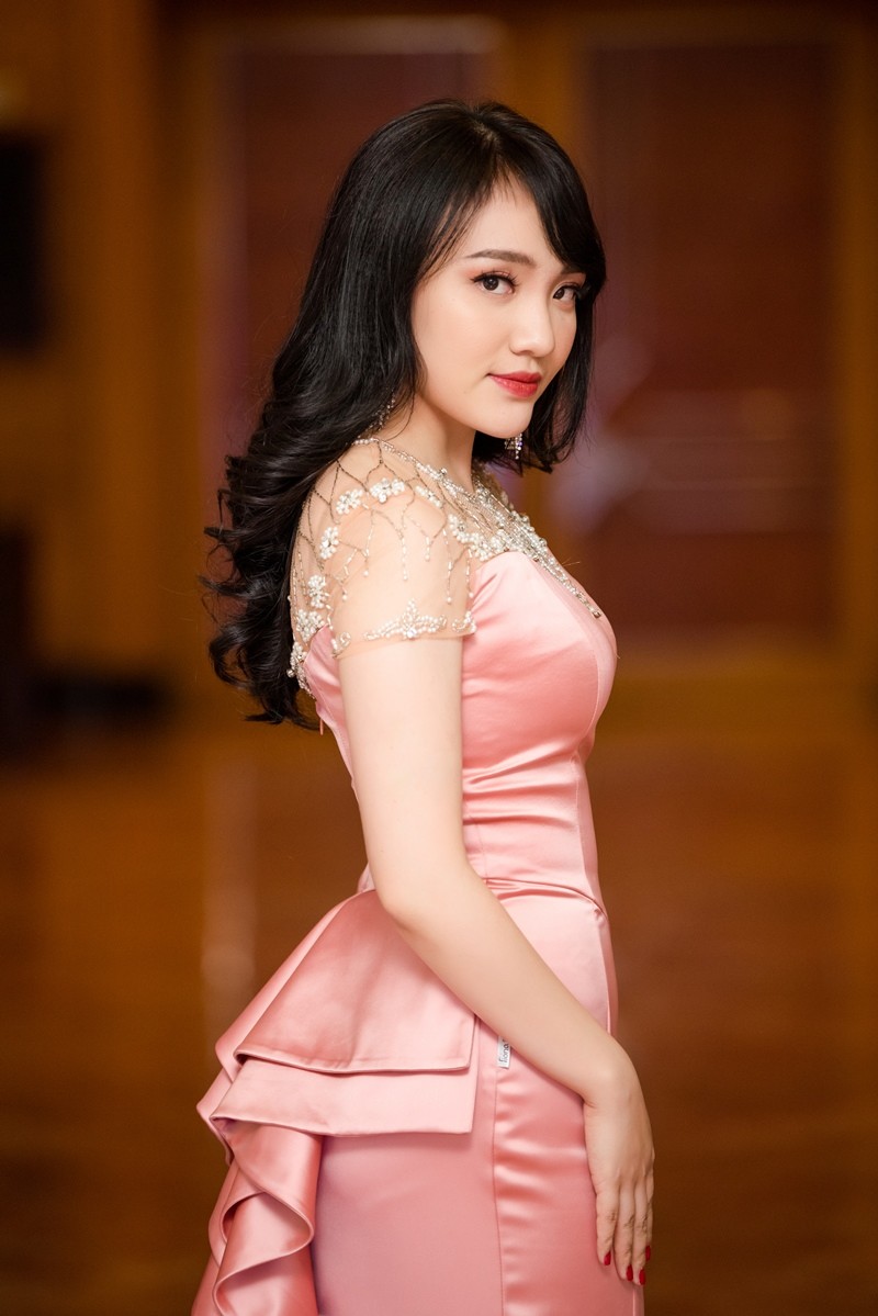 Hoa hậu Đặng Thu Thảo đẹp 'không tì vết' với sắc hồng pastel - ảnh 16