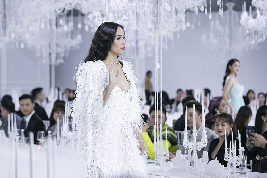 Mai Phương Thuý, Huyền My váy khoét sâu gợi cảm trên sàn catwalk - ảnh 5