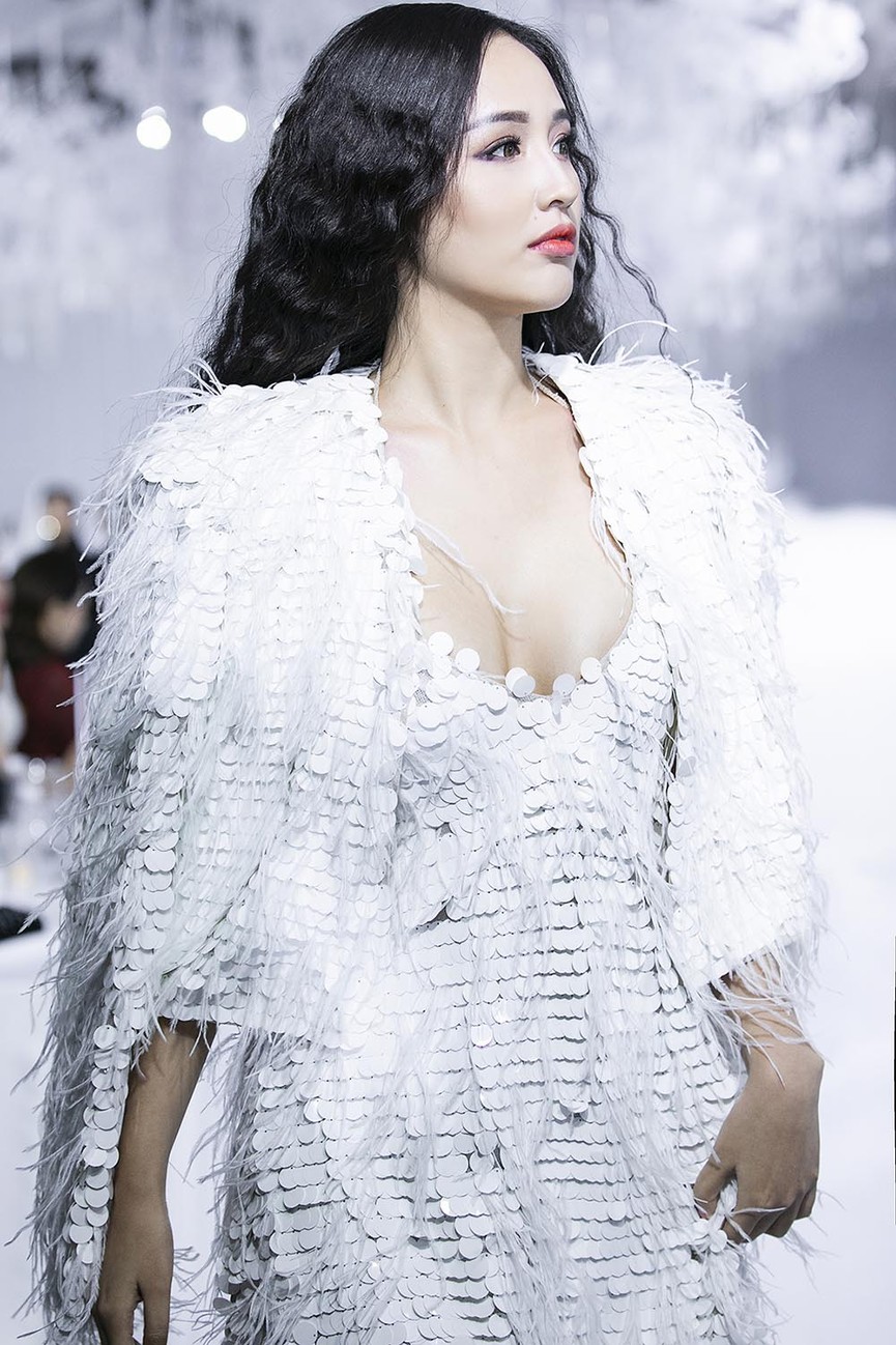 Mai Phương Thuý, Huyền My váy khoét sâu gợi cảm trên sàn catwalk - ảnh 6