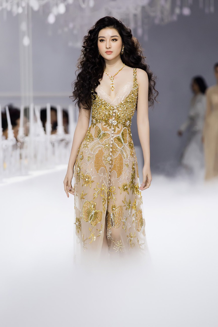 Mai Phương Thuý, Huyền My váy khoét sâu gợi cảm trên sàn catwalk - ảnh 10