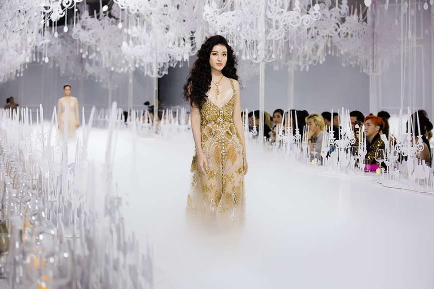 Mai Phương Thuý, Huyền My váy khoét sâu gợi cảm trên sàn catwalk - ảnh 11