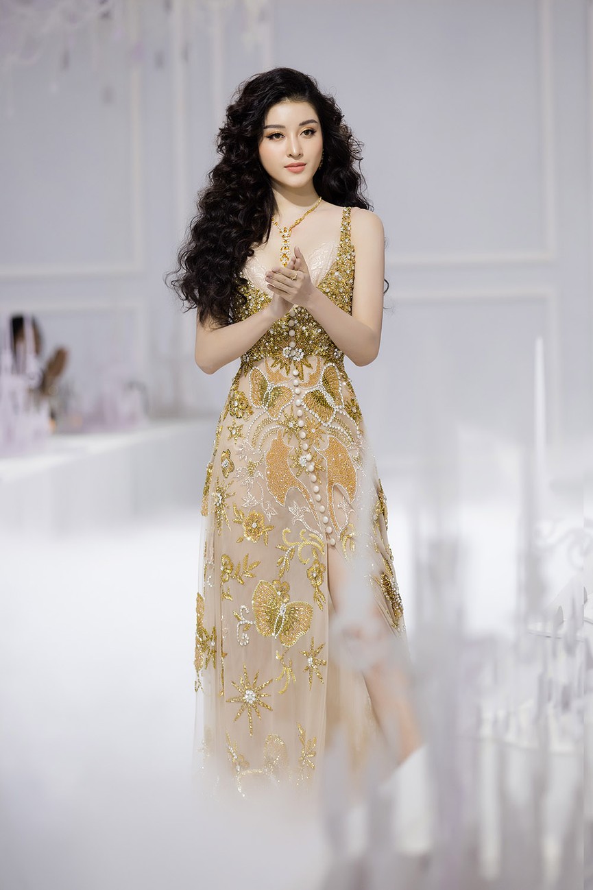 Mai Phương Thuý, Huyền My váy khoét sâu gợi cảm trên sàn catwalk - ảnh 12