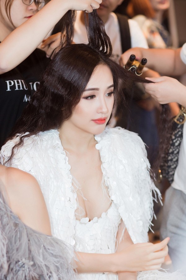 Mai Phương Thuý, Huyền My váy khoét sâu gợi cảm trên sàn catwalk - ảnh 2