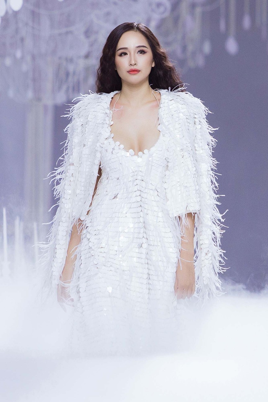 Mai Phương Thuý, Huyền My váy khoét sâu gợi cảm trên sàn catwalk - ảnh 3