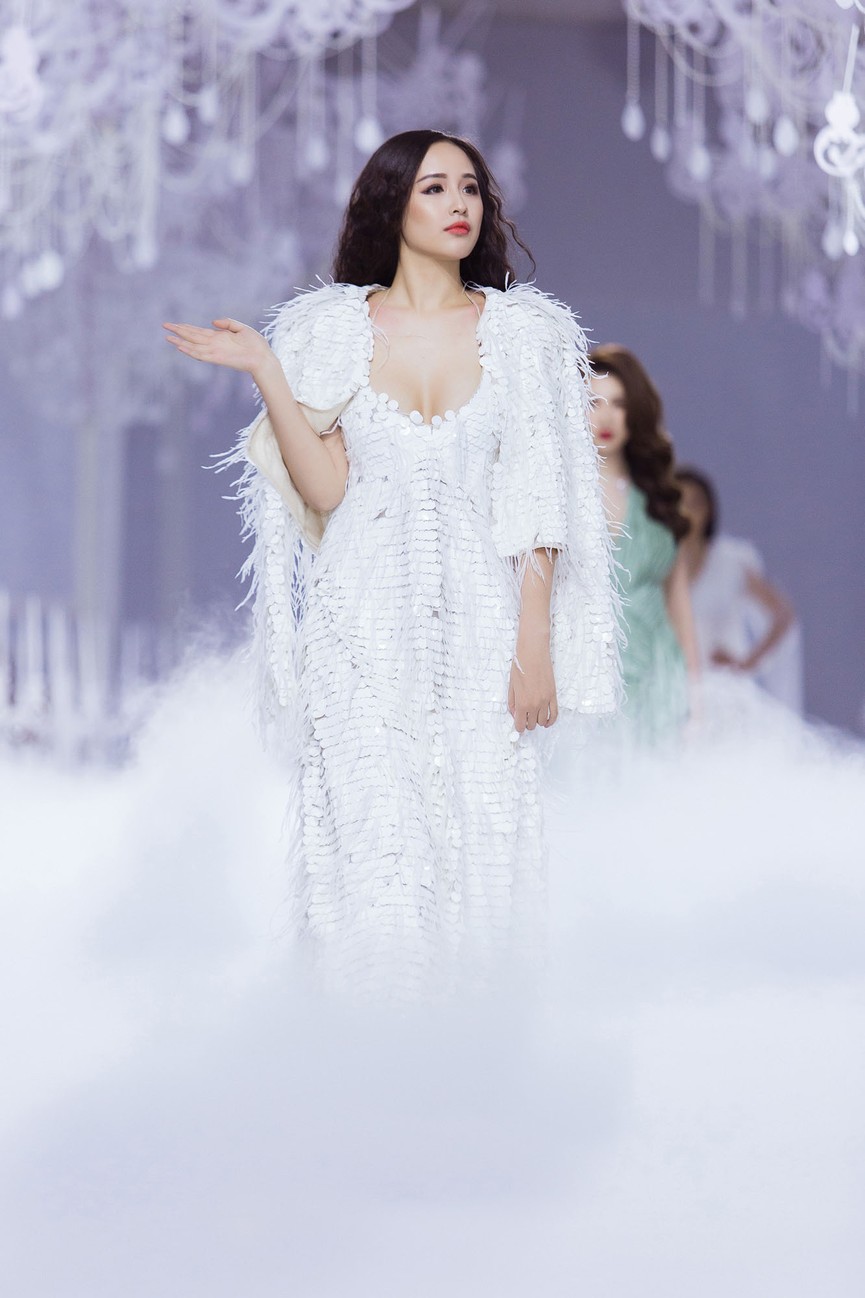 Mai Phương Thuý, Huyền My váy khoét sâu gợi cảm trên sàn catwalk - ảnh 4