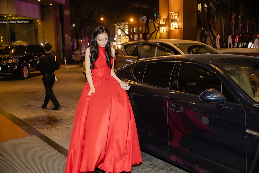 Mai Phương Thuý diện váy đỏ rực như công chúa dự dạ tiệc từ thiện - ảnh 1