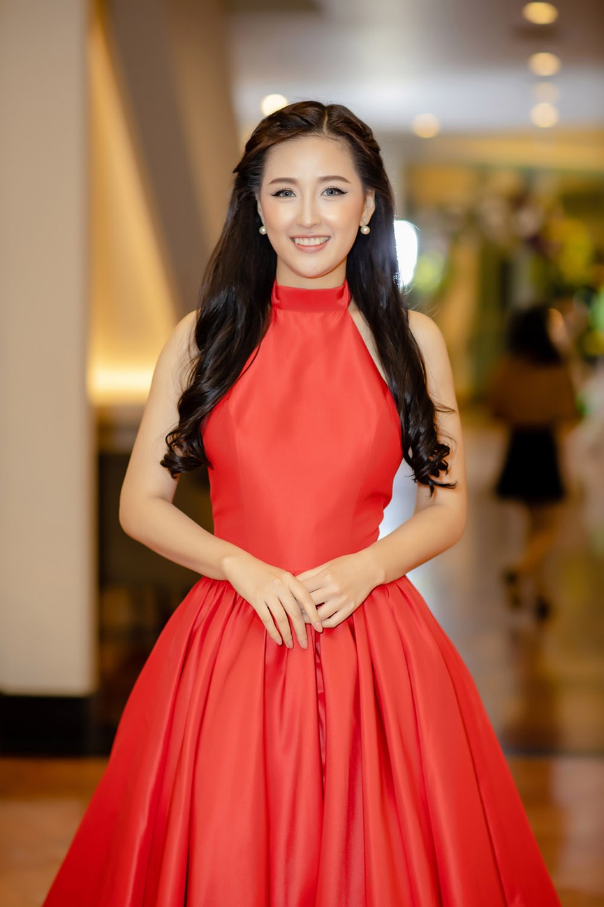Mai Phương Thuý diện váy đỏ rực như công chúa dự dạ tiệc từ thiện - ảnh 5