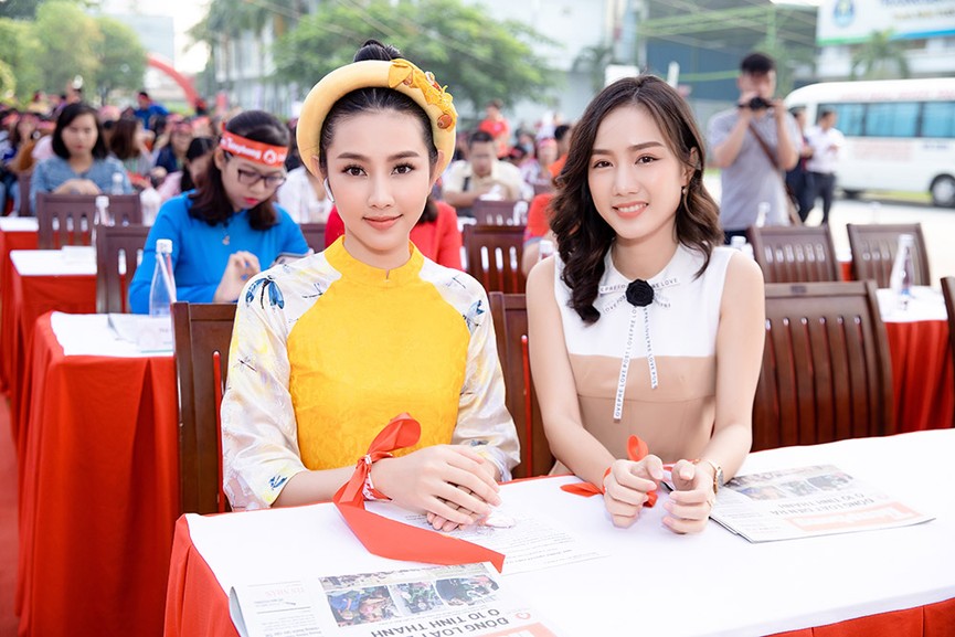 Á hậu Phương Nga, Người đẹp Thuỳ Tiên rạng rỡ tại ngày Chủ Nhật Đỏ - ảnh 8