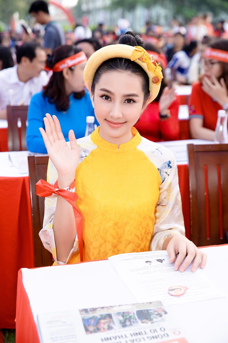 Á hậu Phương Nga, Người đẹp Thuỳ Tiên rạng rỡ tại ngày Chủ Nhật Đỏ - ảnh 6