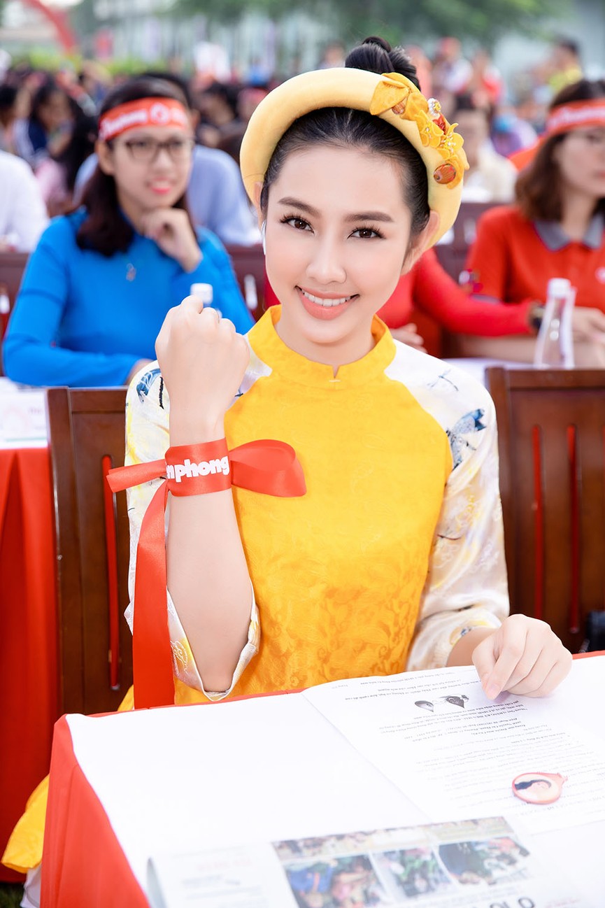 Á hậu Phương Nga, Người đẹp Thuỳ Tiên rạng rỡ tại ngày Chủ Nhật Đỏ - ảnh 7