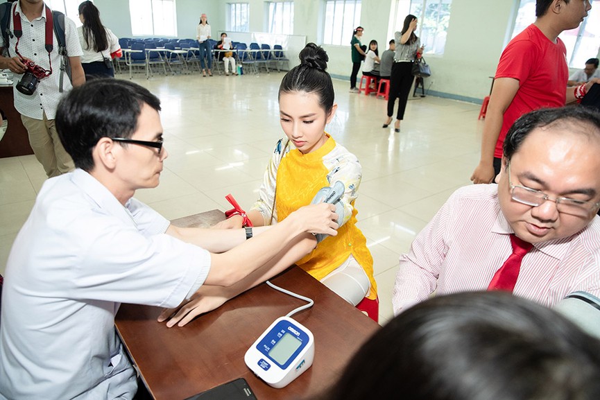 Á hậu Phương Nga, Người đẹp Thuỳ Tiên rạng rỡ tại ngày Chủ Nhật Đỏ - ảnh 9