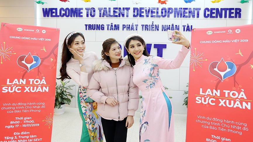 Á hậu Phương Nga, người đẹp Lê Thanh Tú 'đọ sắc' với áo dài khăn đóng - ảnh 12