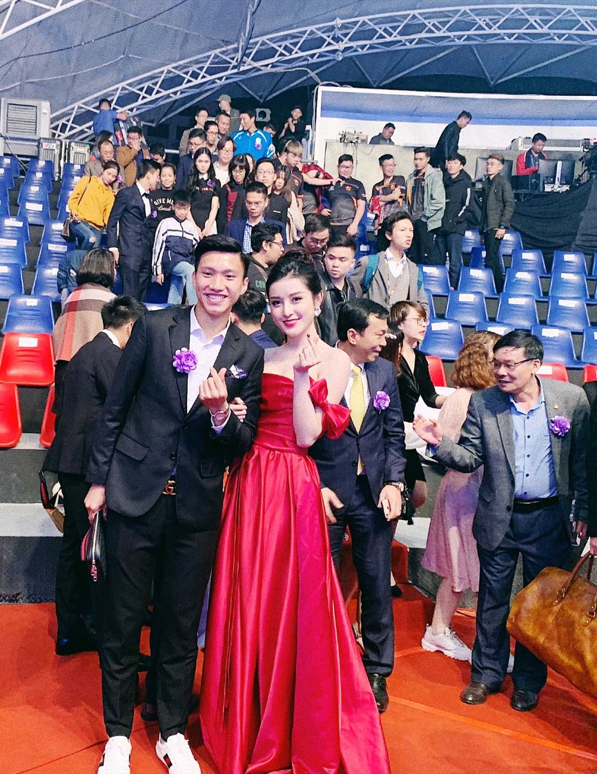 Á hậu Huyền My khoe vai trần gợi cảm, tình tứ dựa vai Đoàn Văn Hậu - ảnh 11