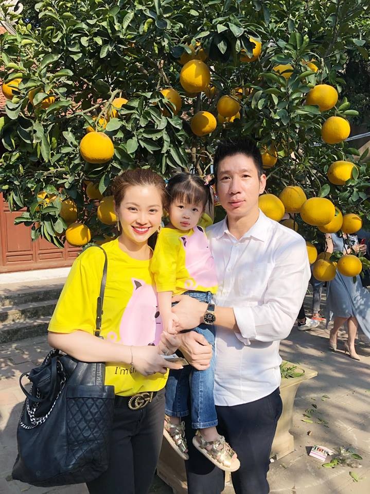 Á hậu Huyền My cùng em trai mặc đồ đôi xuất ngoại đầu năm - ảnh 10