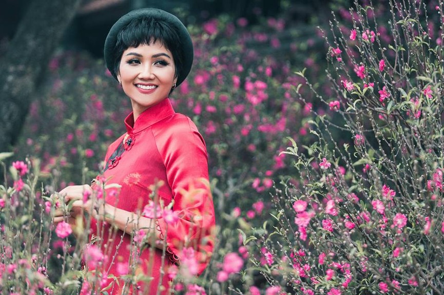 Á hậu Huyền My cùng em trai mặc đồ đôi xuất ngoại đầu năm - ảnh 13