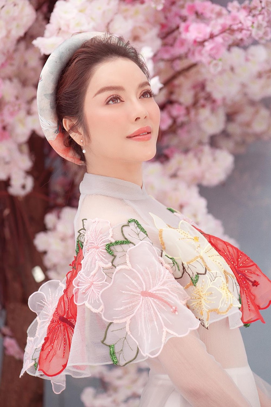 Lý Nhã Kỳ hoá nàng Xuân xinh đẹp đầu năm với áo dài, khăn đóng - ảnh 2